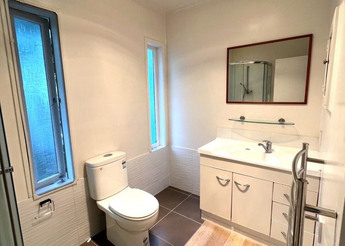  at 546A Glenfield Road, Glenfield, North Shore City, Auckland