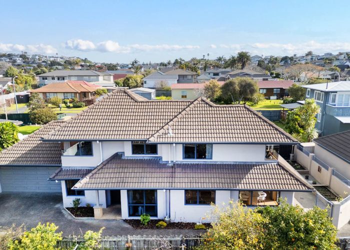  at 2/6 Eastern Beach Road, Eastern Beach, Manukau City, Auckland
