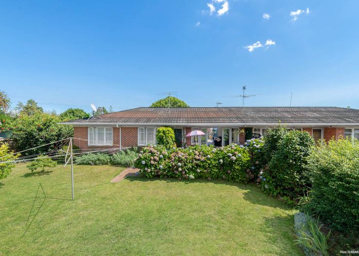  at 2/5 Rod Place, Mangere East, Auckland