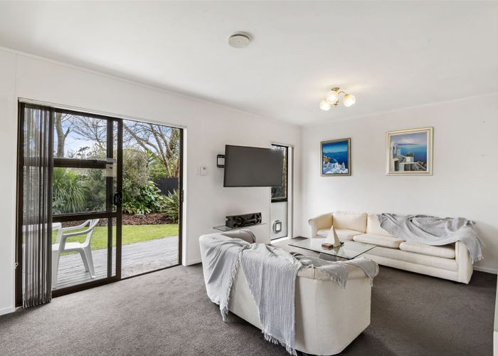  at 2/56 Glen Road, Ranui, Auckland