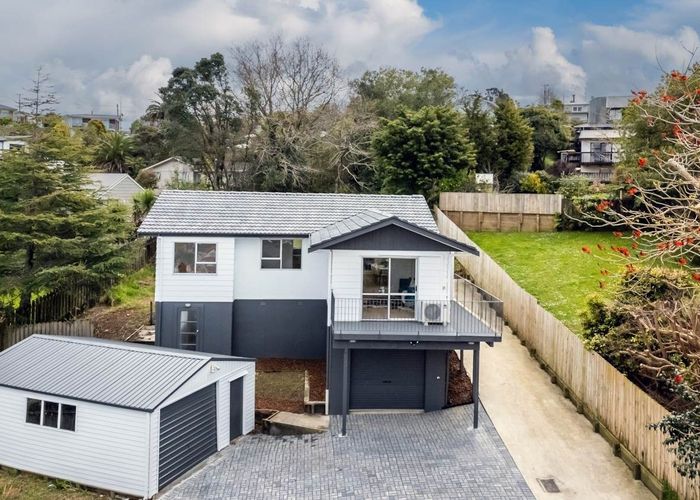  at 10 Tableau Place, Totara Vale, Auckland