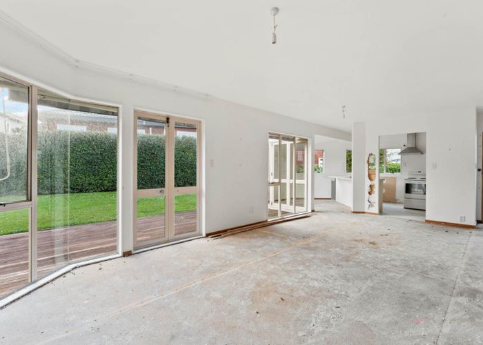  at 2/2 East Coast Road, Milford, North Shore City, Auckland