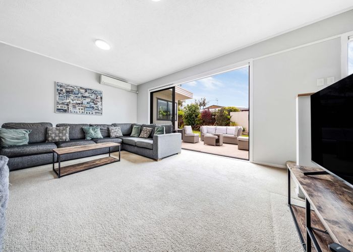  at 8 Indus Place, Half Moon Bay, Auckland