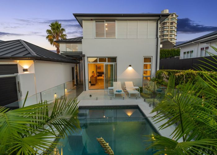  at 8 Sylvan Park Avenue, Milford, Auckland