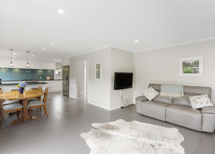  at 17A Montecito Place, Golflands, Auckland