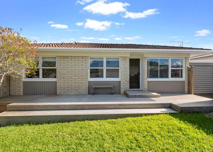  at 2/2 Raines Avenue, Forrest Hill, North Shore City, Auckland
