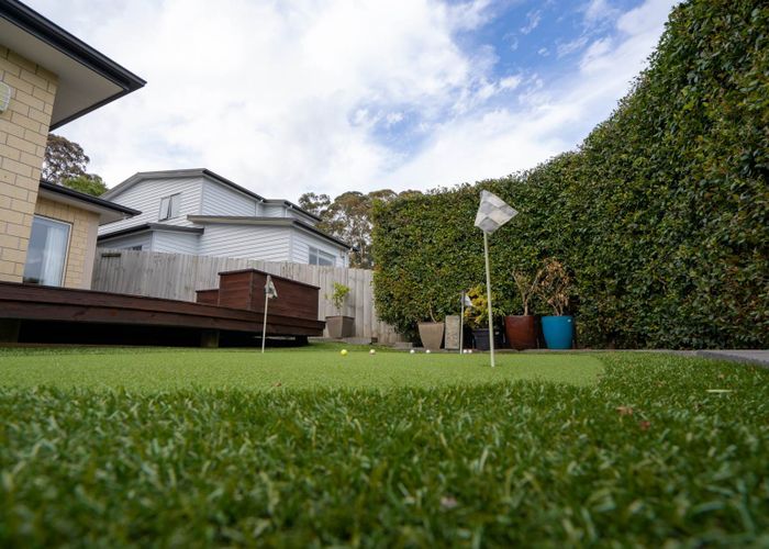  at 17 Bintulu Place, Fairview Heights, Auckland