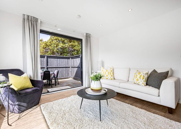  at 5/108-112 Unsworth Drive, Unsworth Heights, North Shore City, Auckland