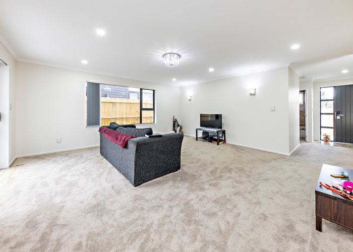  at 2/7 WAIARI RD, CONIFER GROVE, Auckland