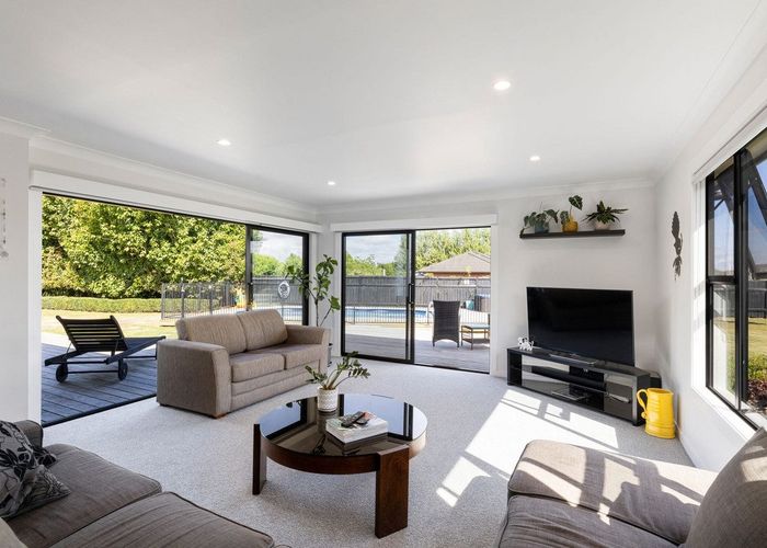  at 9 Shadbolt Drive, Leamington, Cambridge