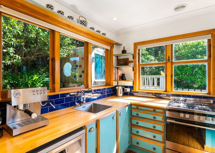  at 6 Gordon Road, Plimmerton, Porirua