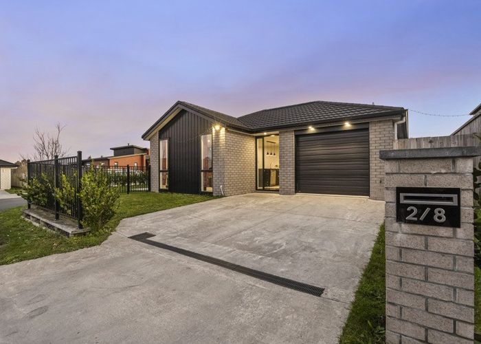  at 2/8 Bostonkip Crescent, Fitzroy, Hamilton