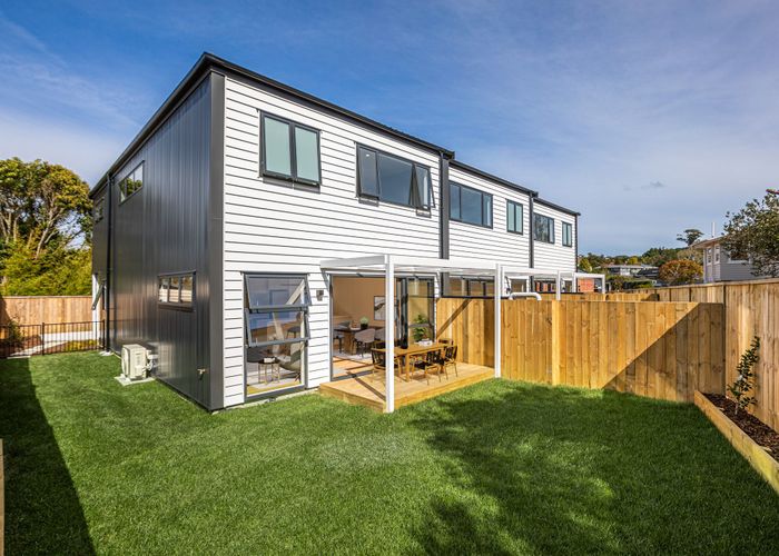  at 208R Pembroke Road, Stratford