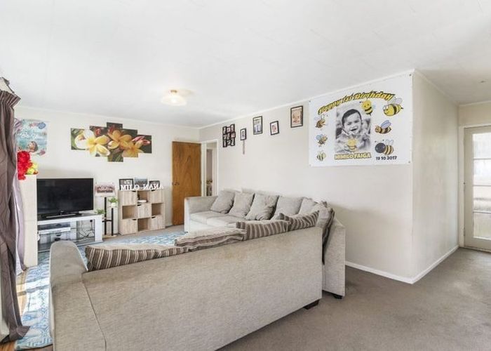  at 6  Katrina Place, Massey, Waitakere City, Auckland