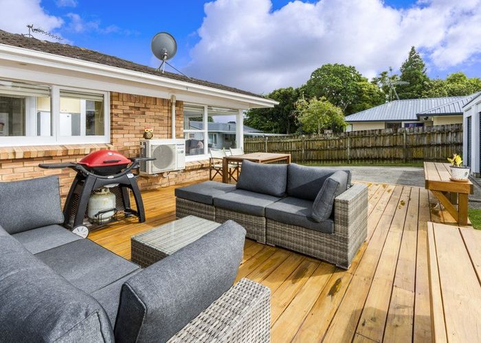  at 2/8 Wykeham Place, Glenfield, Auckland