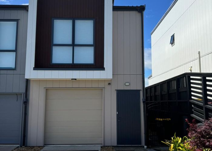  at 8 CANNA STREET "MURPHY'S PARK", Totara Park, Manukau City, Auckland