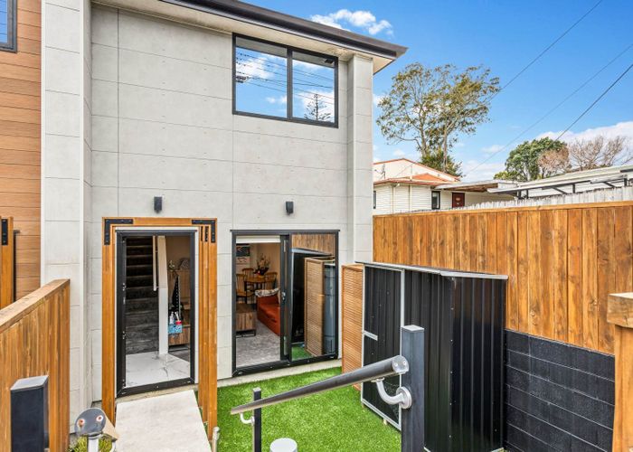  at 2/80 Awaroa Road, Sunnyvale, Waitakere City, Auckland