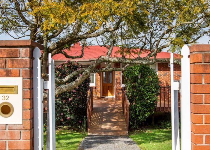  at 32 Valley View Road, Glenfield, North Shore City, Auckland