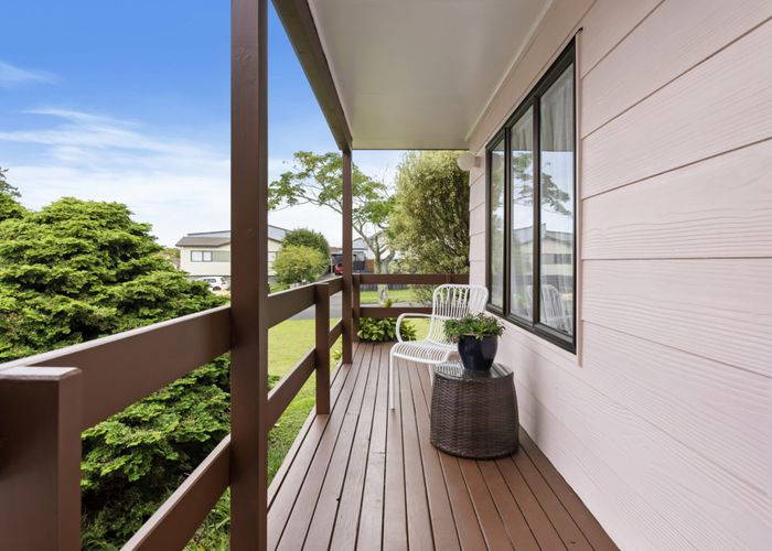  at 8 Coubray Place, Botany Downs, Auckland