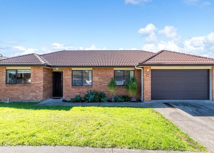  at 33 South Kensington Way, Henderson, Auckland