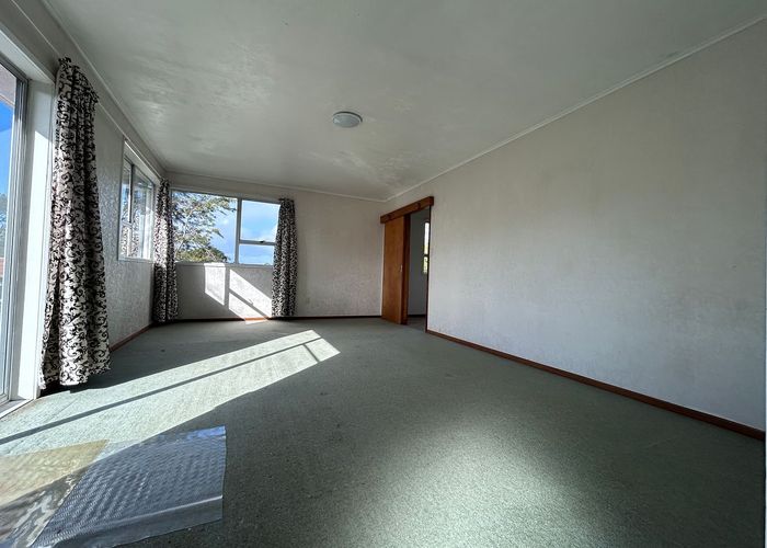  at 3 Tahu Crescent, Sunnynook, North Shore City, Auckland