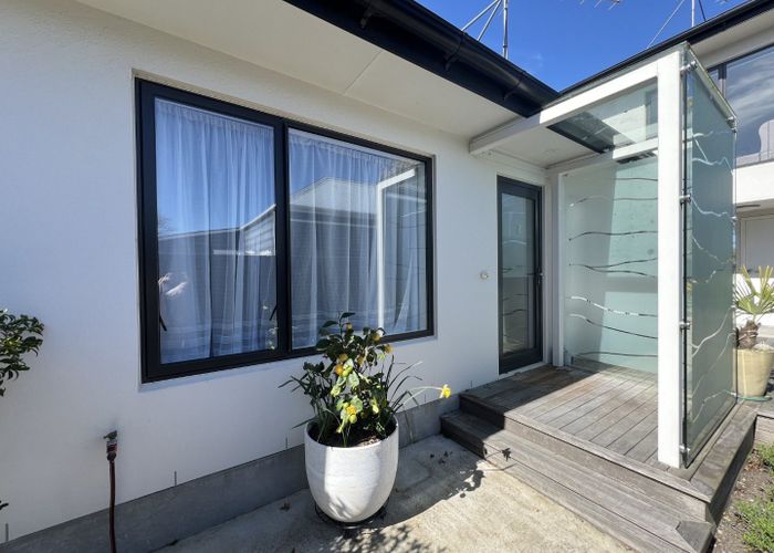  at 2/129 Aikmans Road, Merivale, Christchurch City, Canterbury