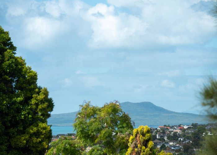  at 1/7 Deverell Place, Northcross, Auckland