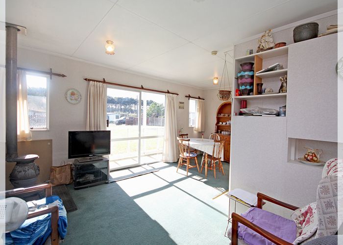  at 8 Hennsessy Street East, Foxton Beach, Horowhenua, Manawatu / Whanganui