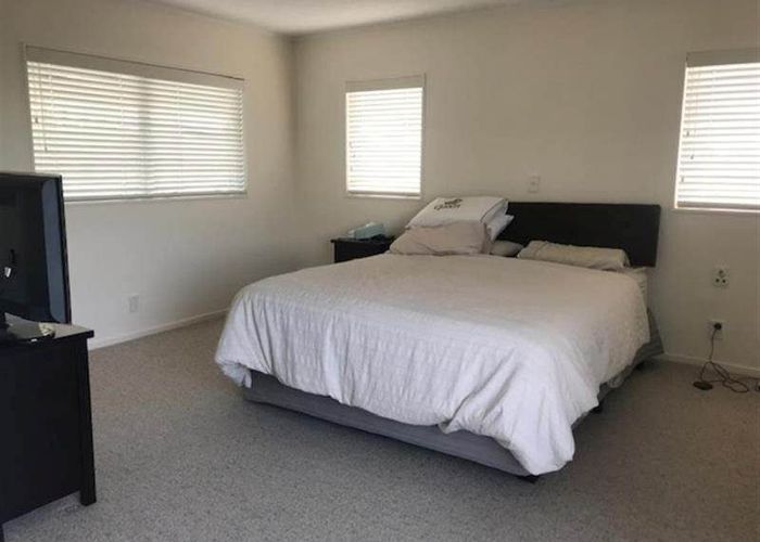  at 27 Petrel Place, Royal Heights, Waitakere City, Auckland