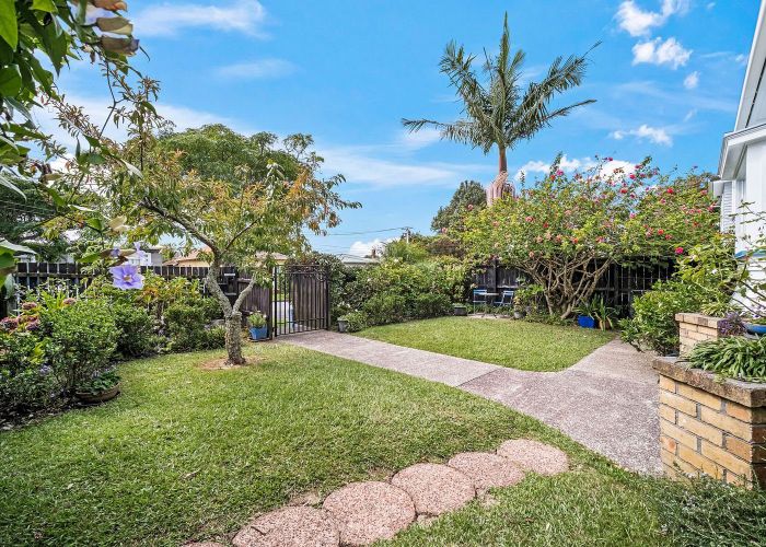 at 10 Riro Street, Point Chevalier, Auckland