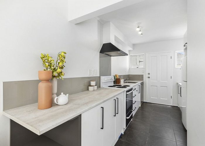  at 2/102 Endeavour Street, Lyall Bay, Wellington