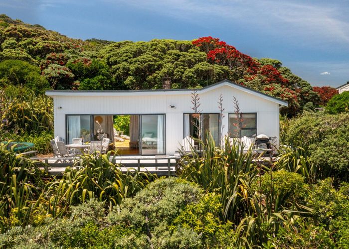  at 20 Garden Road, Piha, Waitakere City, Auckland