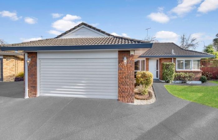  at 2/24 Pajaro Place, Golflands, Auckland