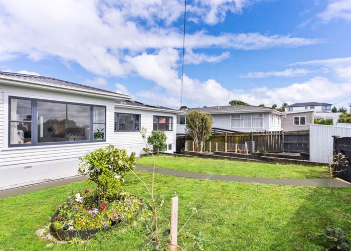 at 692 East Coast Road, Pinehill, North Shore City, Auckland