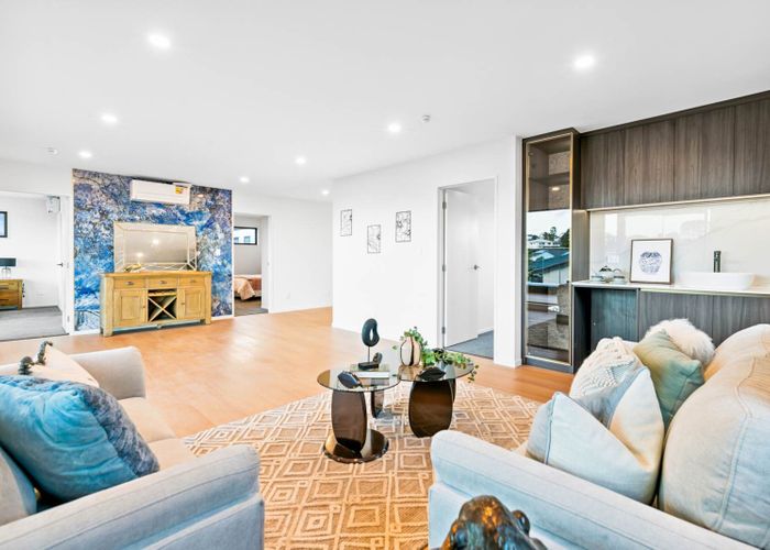  at 2/90 Picasso Drive, West Harbour, Waitakere City, Auckland