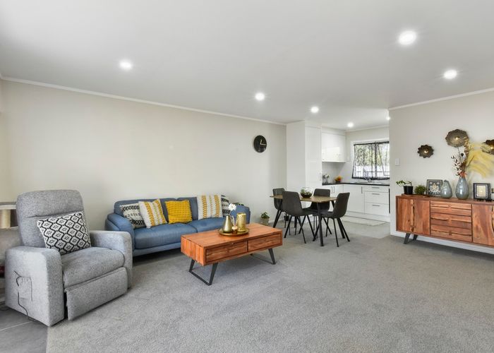  at 2/24 Robertson Road, Favona, Auckland