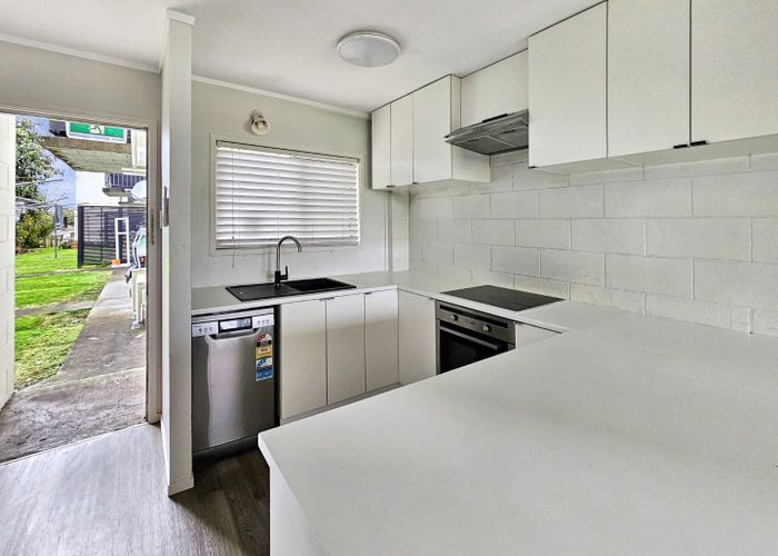  at 2/15 Queen Mary Avenue, New Lynn, Waitakere City, Auckland
