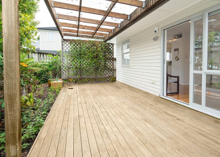  at 27 Normanton Street, Glenfield, Auckland