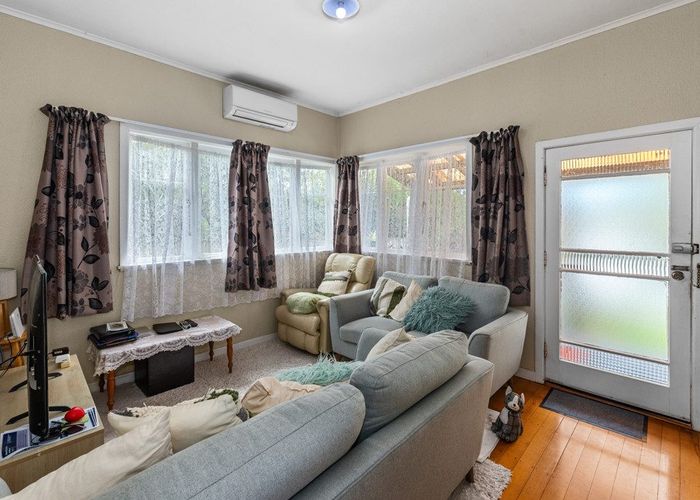  at 2 Riverpark Crescent, Henderson, Waitakere City, Auckland