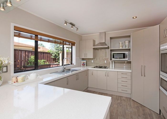 Free property data for 10 Parramatta Place, Botany Downs, Auckland