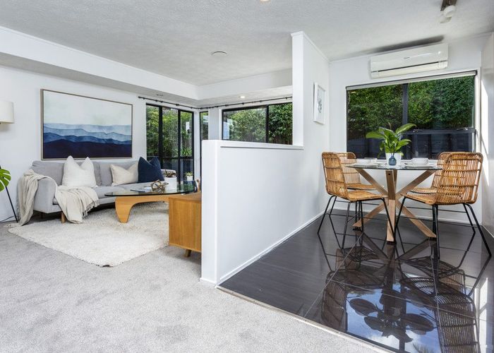  at 2/17 Greenvalley Rise, Glenfield, North Shore City, Auckland