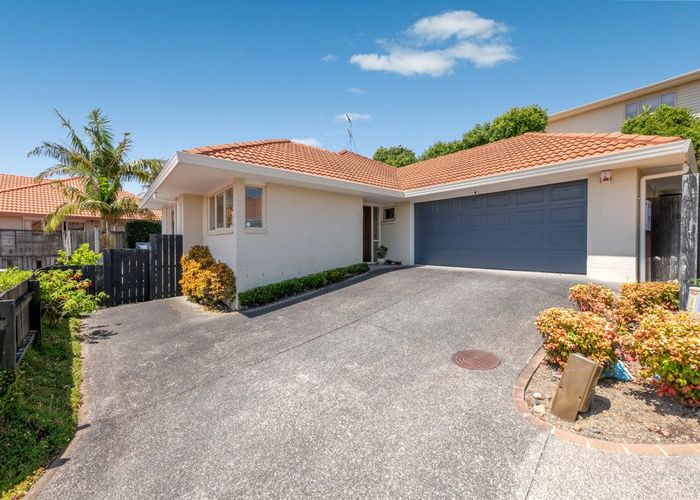  at 33 Gillett Place, Botany Downs, Auckland
