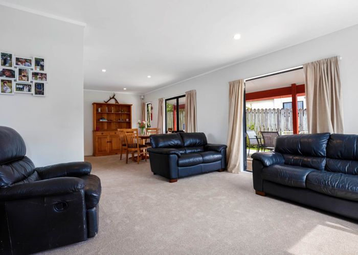  at 6 Thalia Place, Totara Vale, Auckland