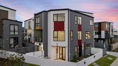  at 2/2 Flaunty Place, West Harbour, Auckland