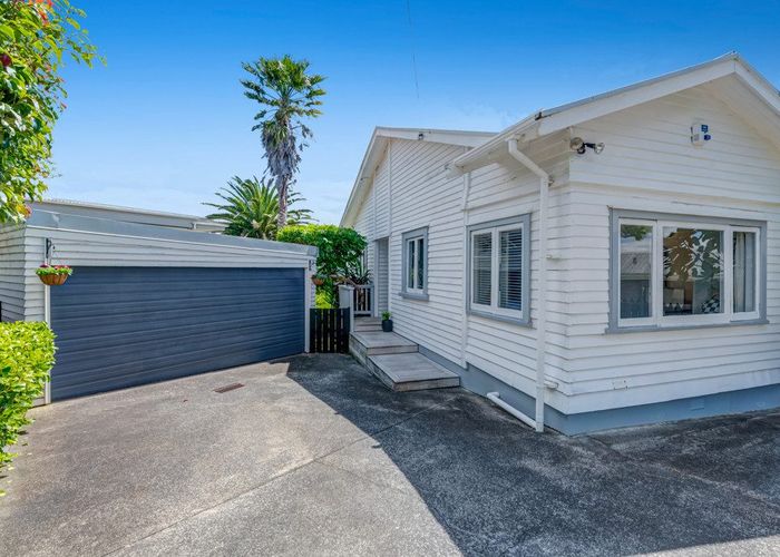  at 2/136 Sunset Road, Unsworth Heights, Auckland