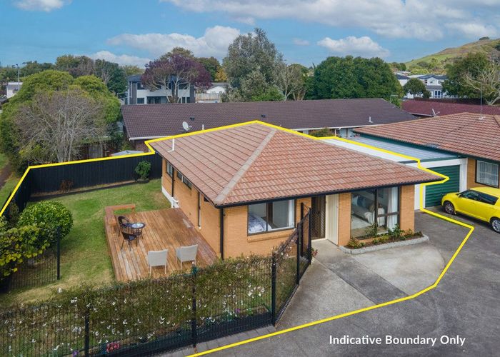  at 2/4 Jillteresa Crescent, Half Moon Bay, Auckland