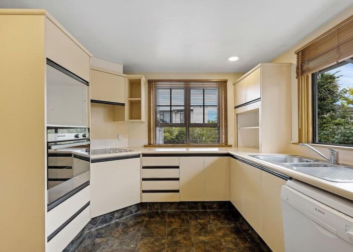  at 113 St Andrews Square, Strowan, Christchurch City, Canterbury