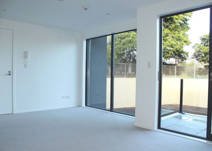  at 16/8 Thompson Park Road, Mount Wellington, Auckland City, Auckland