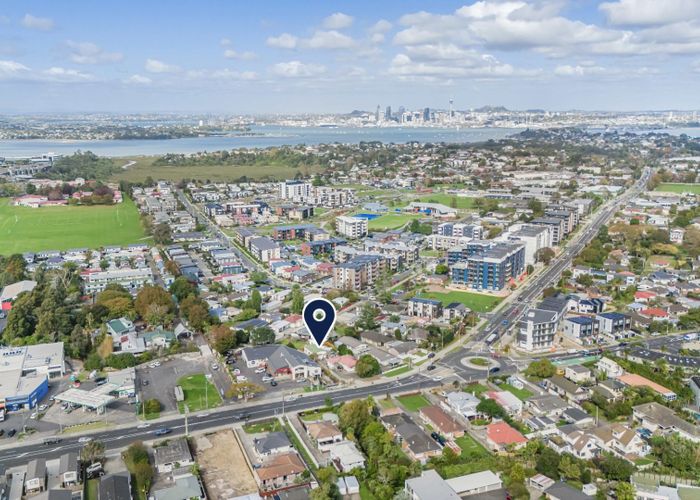  at 2/56 Northcote Road, Hillcrest, North Shore City, Auckland