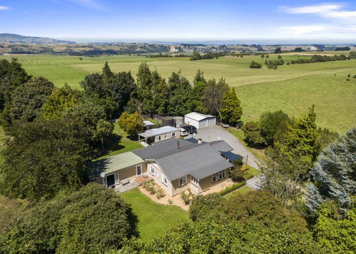  at 2330 Kimbolton Road, Kiwitea